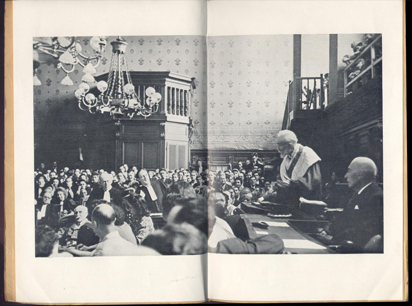 En frontispice une photo double page en noir et blanc du procès du maréchal Pétain. Procureur Général Mornet : quatre ans à rayer de notre histoire, Self Editions, 1949